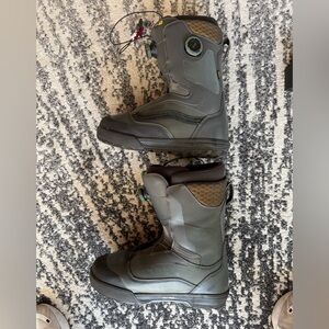 Men’s size 13 Vans auto pro snowboarding boots